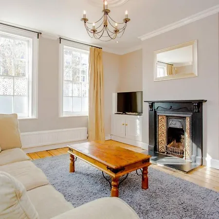 Large Luxury Townhouse In The Centre Of Greenwich